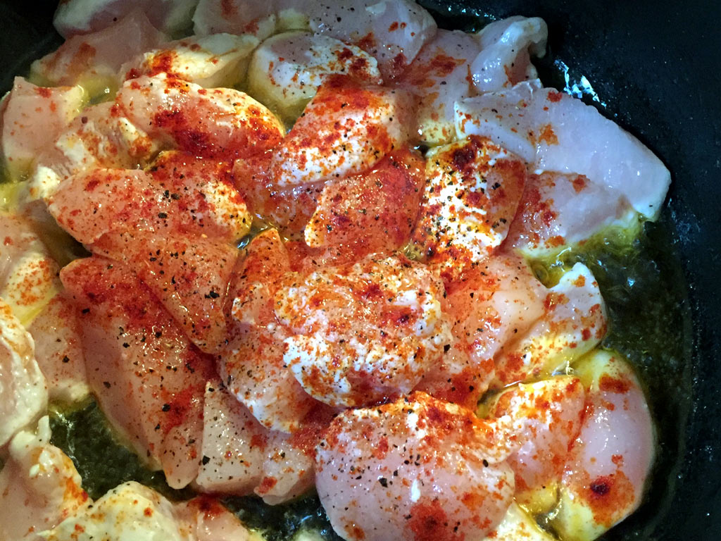 Saltear pollo con pimentón dulce