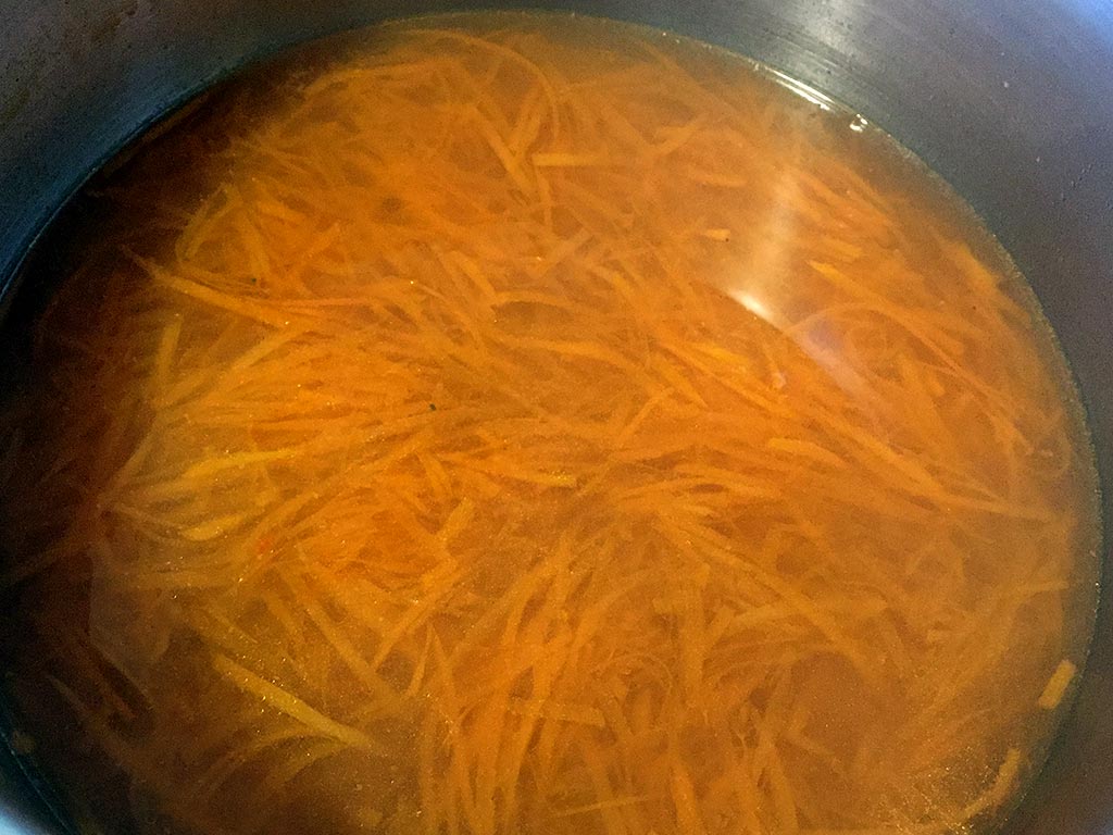 Añadir la zanahoria en juliana al caldo